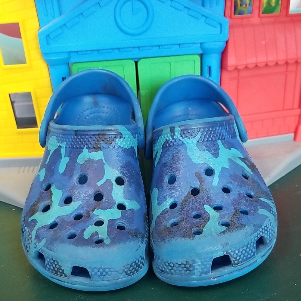❣5 for $25 Sale❣CROCS Kids Blue Camo Slip-On Shoes